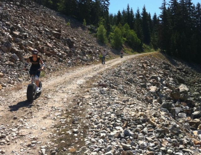 Trotinette tout terrain en sentiers de montagne.jpg